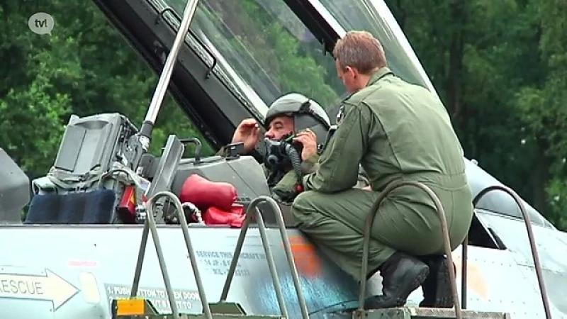 Minister Vandeput vliegt in een F16