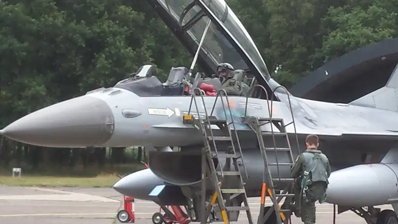 Minister van Defensie Steven Vandeput maakt een vlucht met een F16