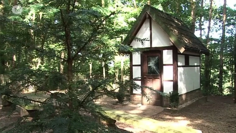 Kapel Klitsberg beklad met hakenkruisen