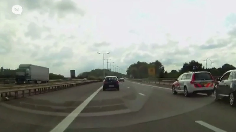 Man springt van brug na achtervolging