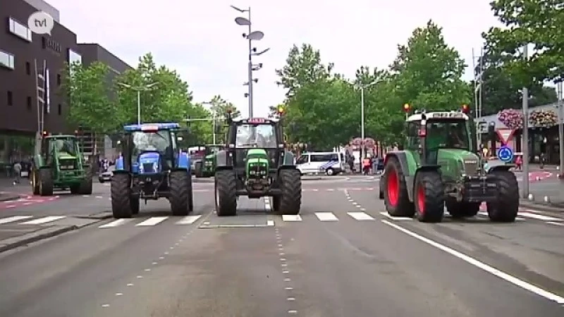 Boze boeren bezetten centrum van Genk