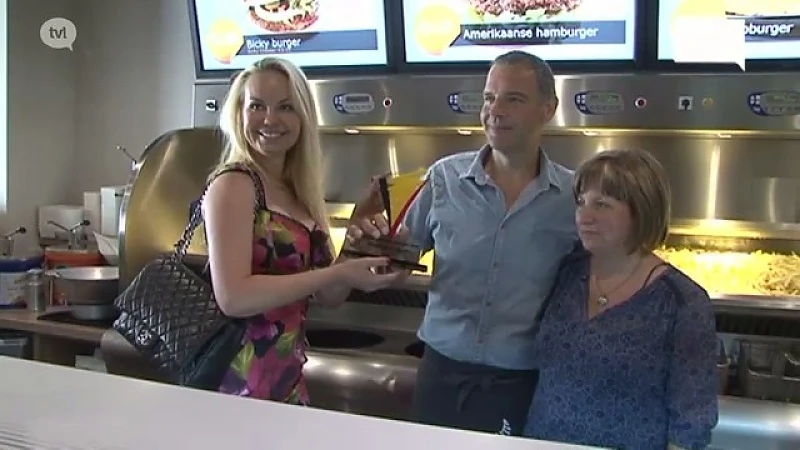 Lesley-Ann Poppe verrast Beste Frituur in Ham