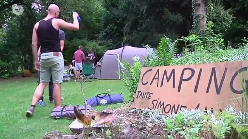 Jongeren slapen op 'Camping Tante Simone'