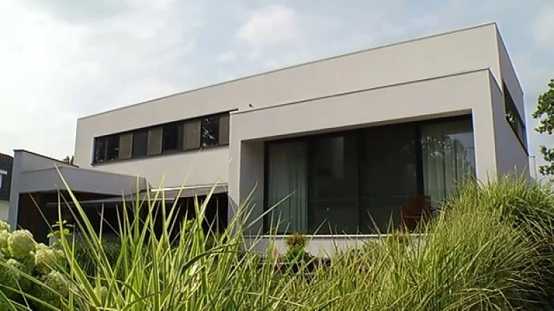 Stralend witte Ibiza villa in Peer
