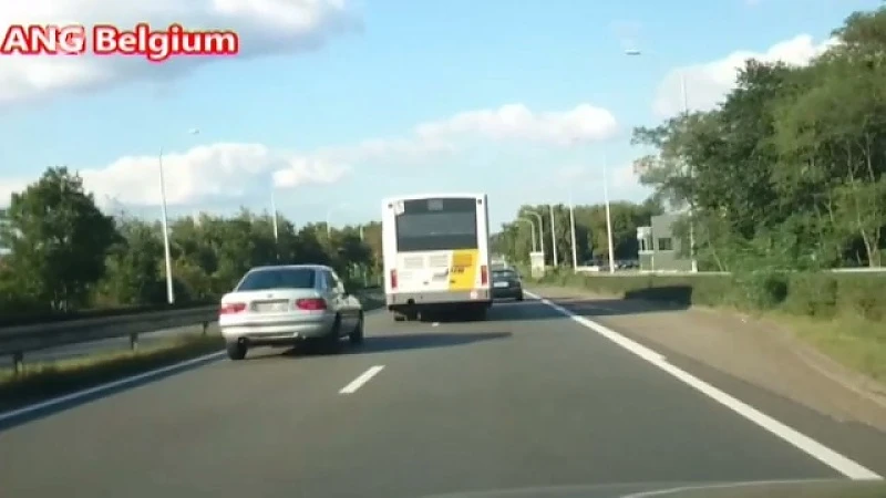 Chauffeur De Lijn raast tegen 100 km per uur over de weg