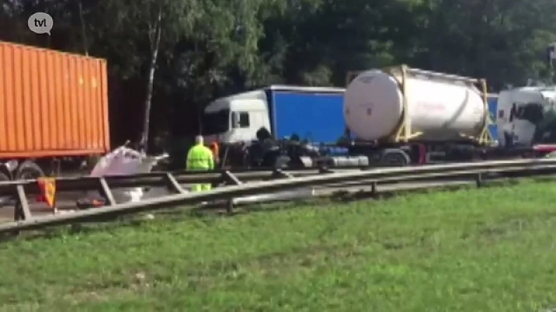 Zware botsing tussen vrachtwagens op E314 in Genk