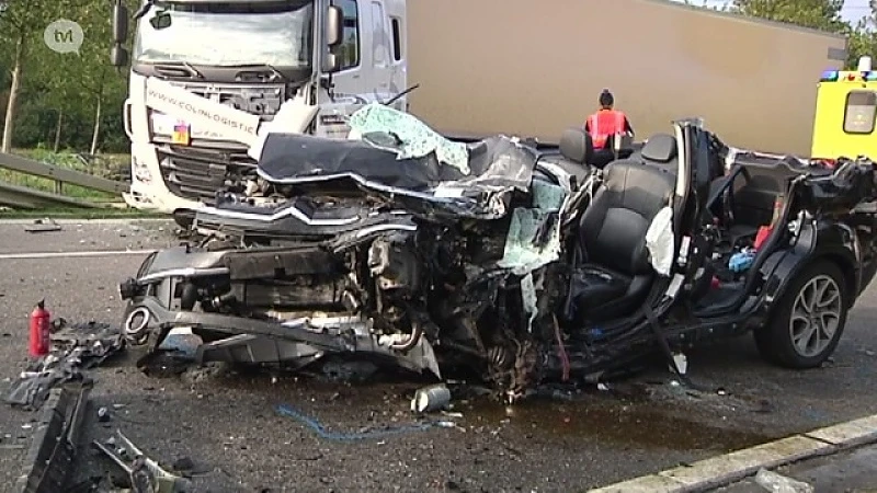 Auto onder vrachtwagen in Lanaken: bestuurder  kritiek