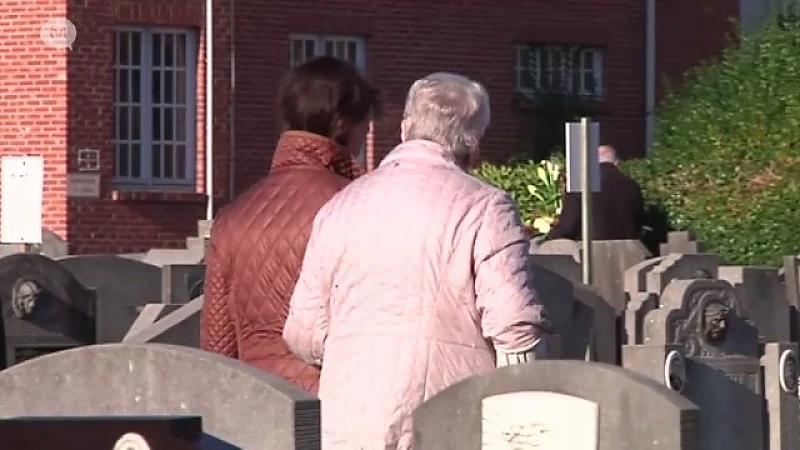 Veel volk op kerkhoven door schitterende nazomer op Allerheiligen