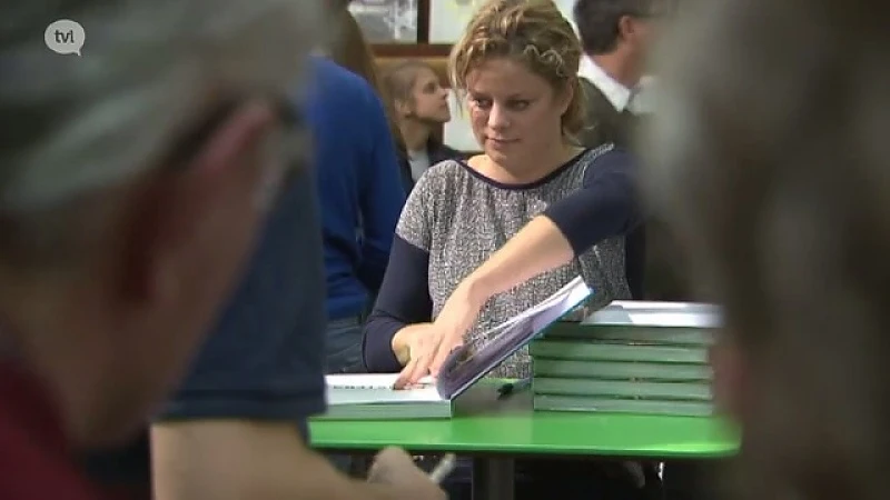 Kim Clijsters signeert op de boekenbeurs