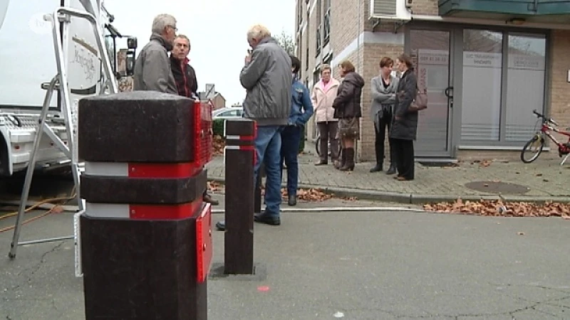 Buurtbewoners Beverst woest over paaltjes in het midden van de weg