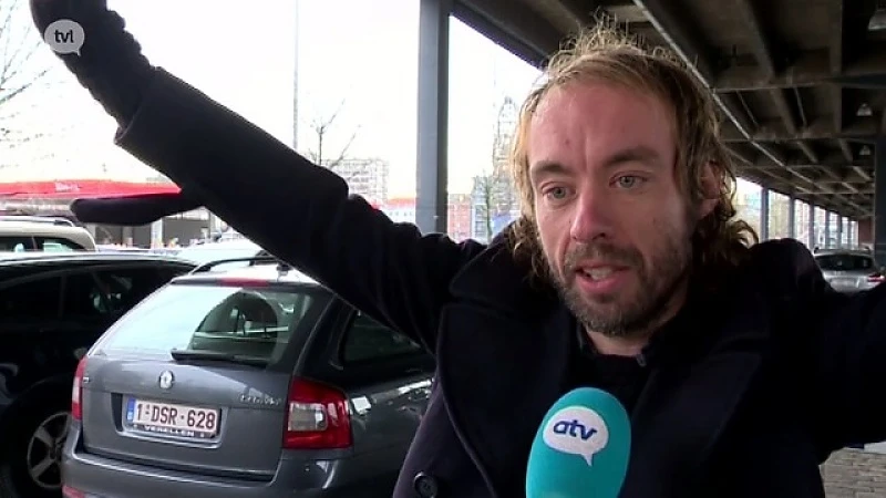 ATV-sportjournalist uit wagen gesleurd, geboeid en onder schot gehouden