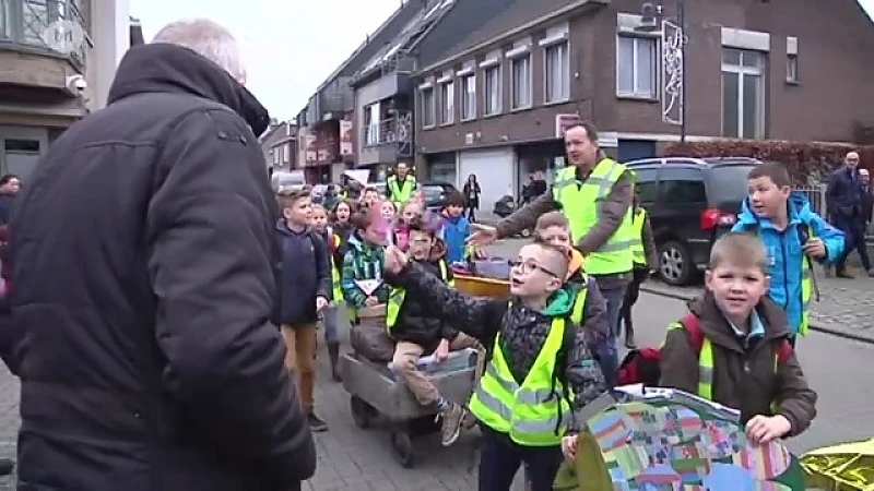 School verhuist in optocht naar nieuw gebouw in Bocholt