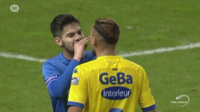 Sandy Walsh & Junior Edmilson bekvechten tijdens derby