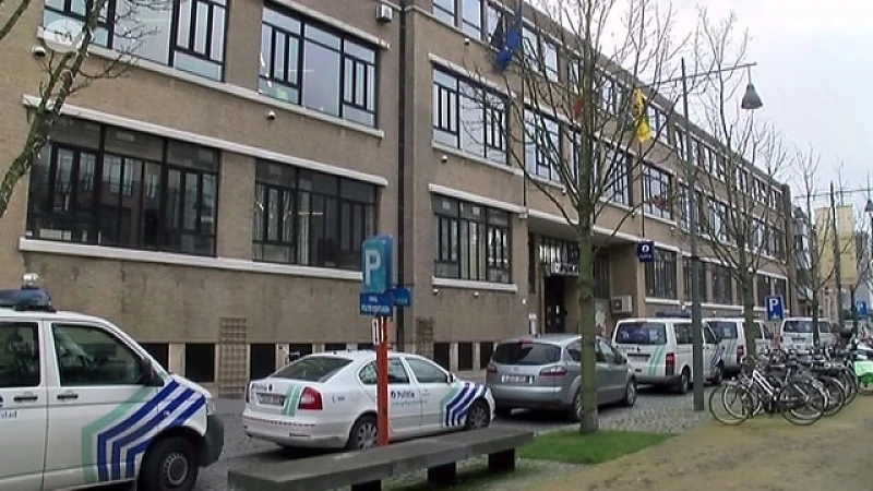 Politiekantoor Hasselt te klein: "Omkleden op de gang"