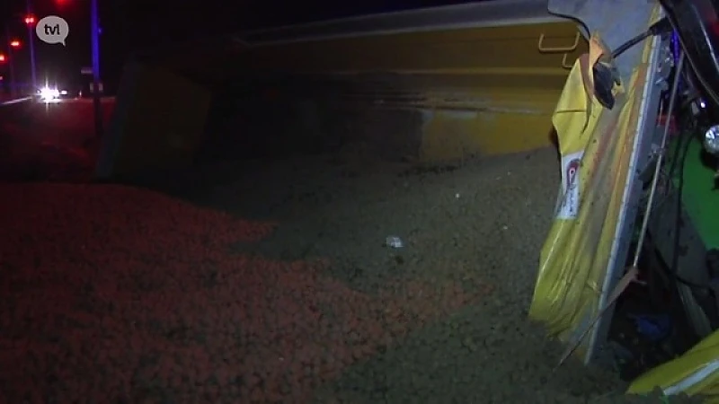 Tractor met 20 ton aardappelen kantelt in Tongeren