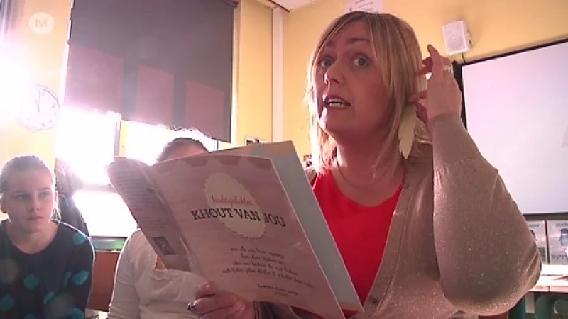 Sandra Maes leest gedichten voor in Genkse lagere school
