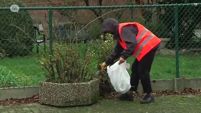 Asielzoekers helpen bij zwerfvuilactie in Hechtel-Eksel