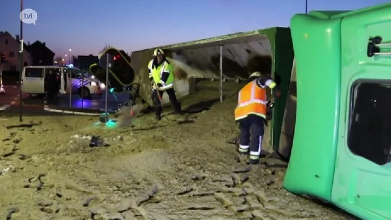 Truck met 25 ton zand kantelt in Sint-Truiden