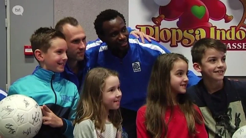 Spelers Racing Genk vermaken kids in Plopsa