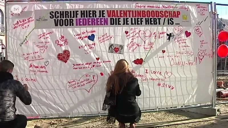 Muur met Valentijnwensen op Grote Markt in Sint-Truiden