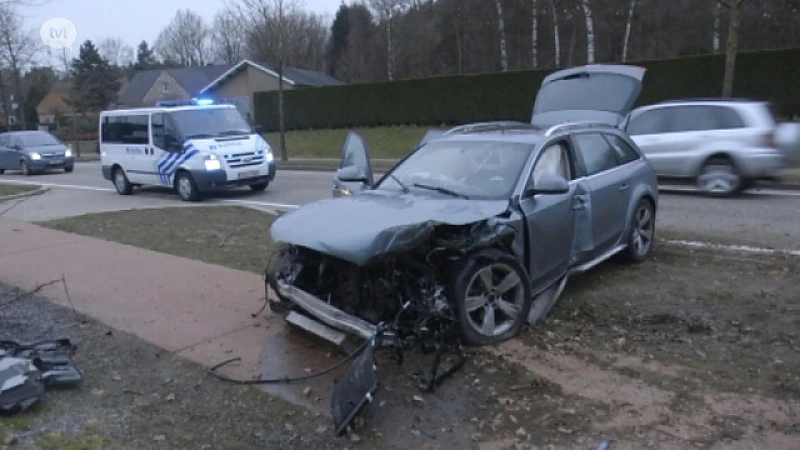 Bestuurder ramt schoolbus en pleegt vluchtmisdrijf