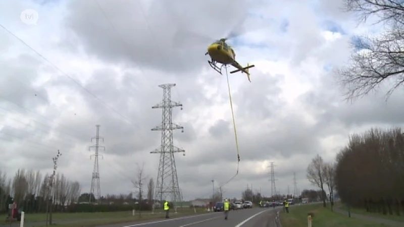 Spectaculaire beelden: helikopter trekt hoogspanningskabels op