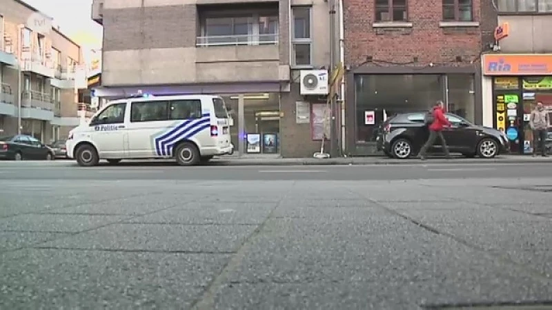 Auto maait vier voetgangers van het trottoir in stationsbuurt Hasselt