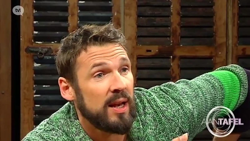 Pieter Embrechts spreekt een (onverstaanbaar) woordje Spaans