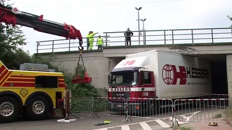 Genk verlaagt brug omdat vrachtwagens vast komen te zitten