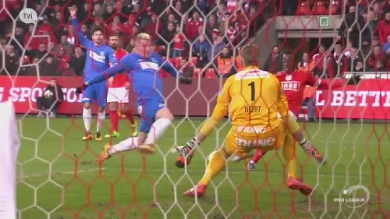 Blunderende scheidsrechter helpt Standard aan zege tegen Genk
