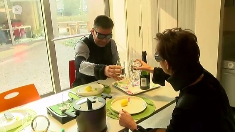 Gedeputeerde Frank Smeets & burgemeester van Hasselt Hilde Claes testen ouderdomssimulatiepak