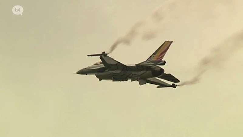 Spectaculaire stunts van F16's in Kleine Brogel
