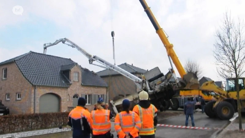 Betonpomp valt op dak van huis in Achel