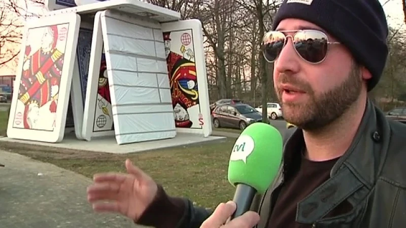 Burgemeester Heeren laat monumentaal kunstwerk afplakken omdat Hitler er op staat