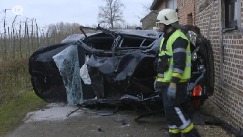 Auto crasht in voorgevel in Kortessem