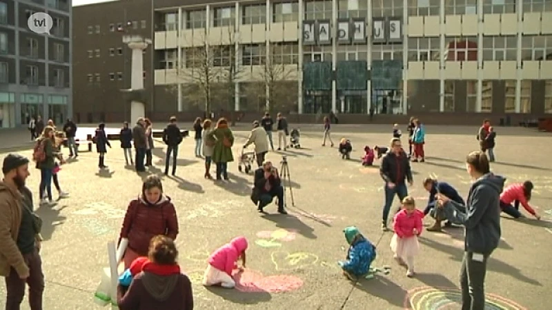 Genkenaren vullen stadsplein met liefdevolle boodschappen
