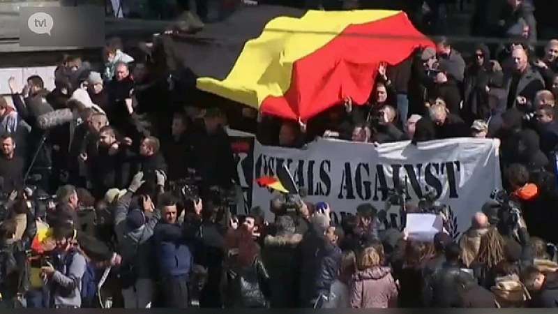 Amokmakende hooligans protesteren in Brussel tegen terrorisme