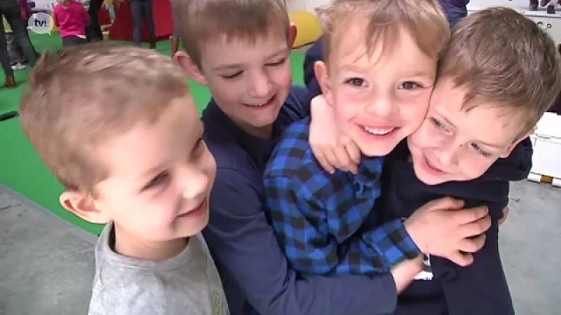Kinderen knuffelen tegen pesten