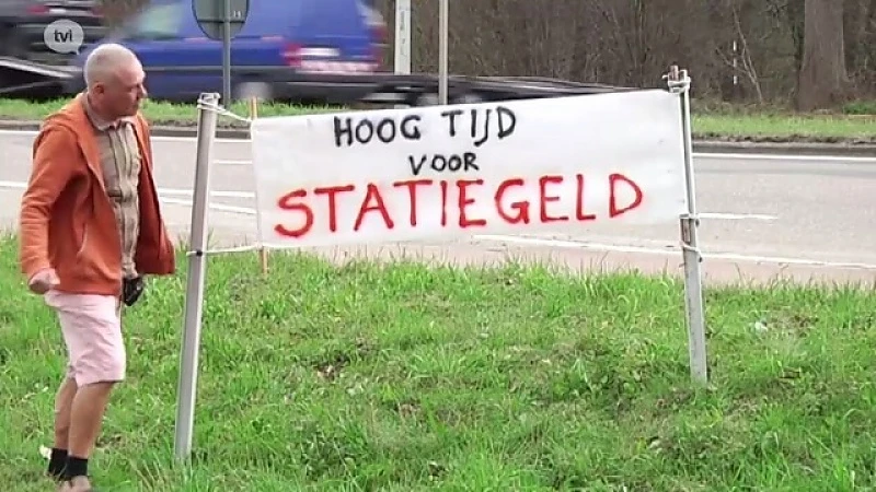 Toon Eerdekens herstelt afvalboom: "Hoog tijd voor statiegeld."