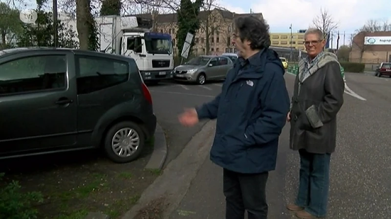 Buurtbewoners fotograferen foutparkeerders Dusartplein