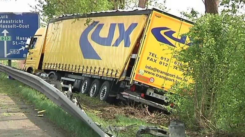 Vrachtwagen in de berm naast autostrade in Hasselt