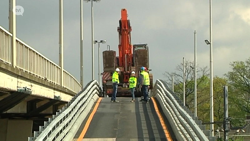 Vrachtwagen verspert Philipsbrug Hasselt