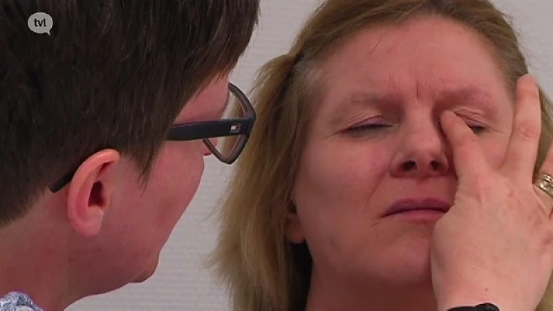 Hoe gebruiken blinde en slechtziende dames make-up?