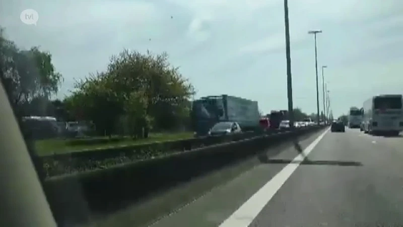 File op E313 door brandende vrachtwagen in Beringen