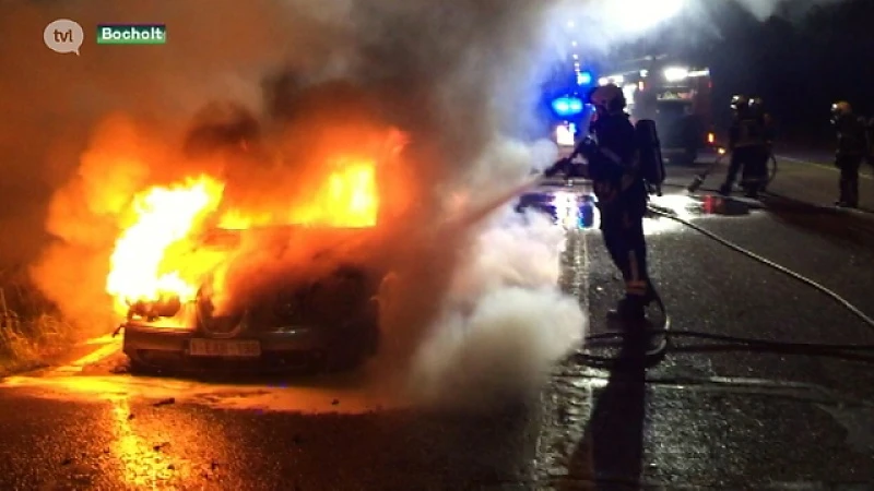 Wagen in Bocholt brandt volledig uit