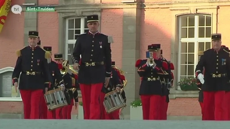 Militairen blazen opening Grote Markt Sint-Truiden in gang met taptoe