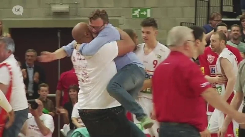 Zo beleefde het publiek de slotminuut van Limburg United vs. Oostende
