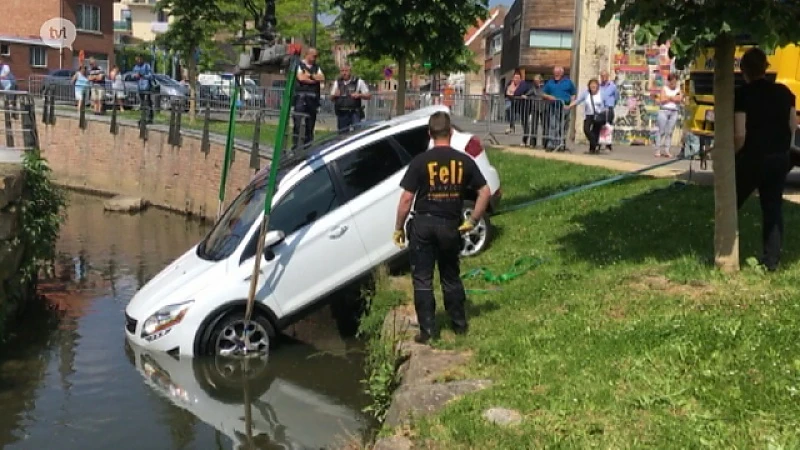 Wagen bolt in de Demer nadat bestuurder handrem vergeet