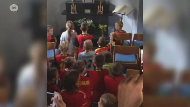 Voetballertjes Maasmechelen branden kaarsje voor Rode Duivels