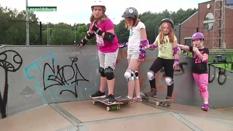 Meisjes tonen skateboardkunsten in Leopoldsburg